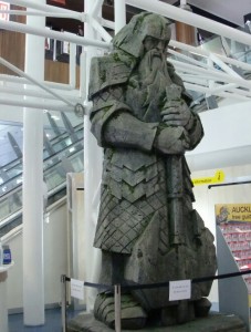 La statue de Gimli attend les passagers à l'aéroport d'Auckland