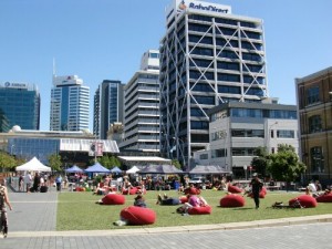 Farniente au soleil à Takutai Square, Auckland